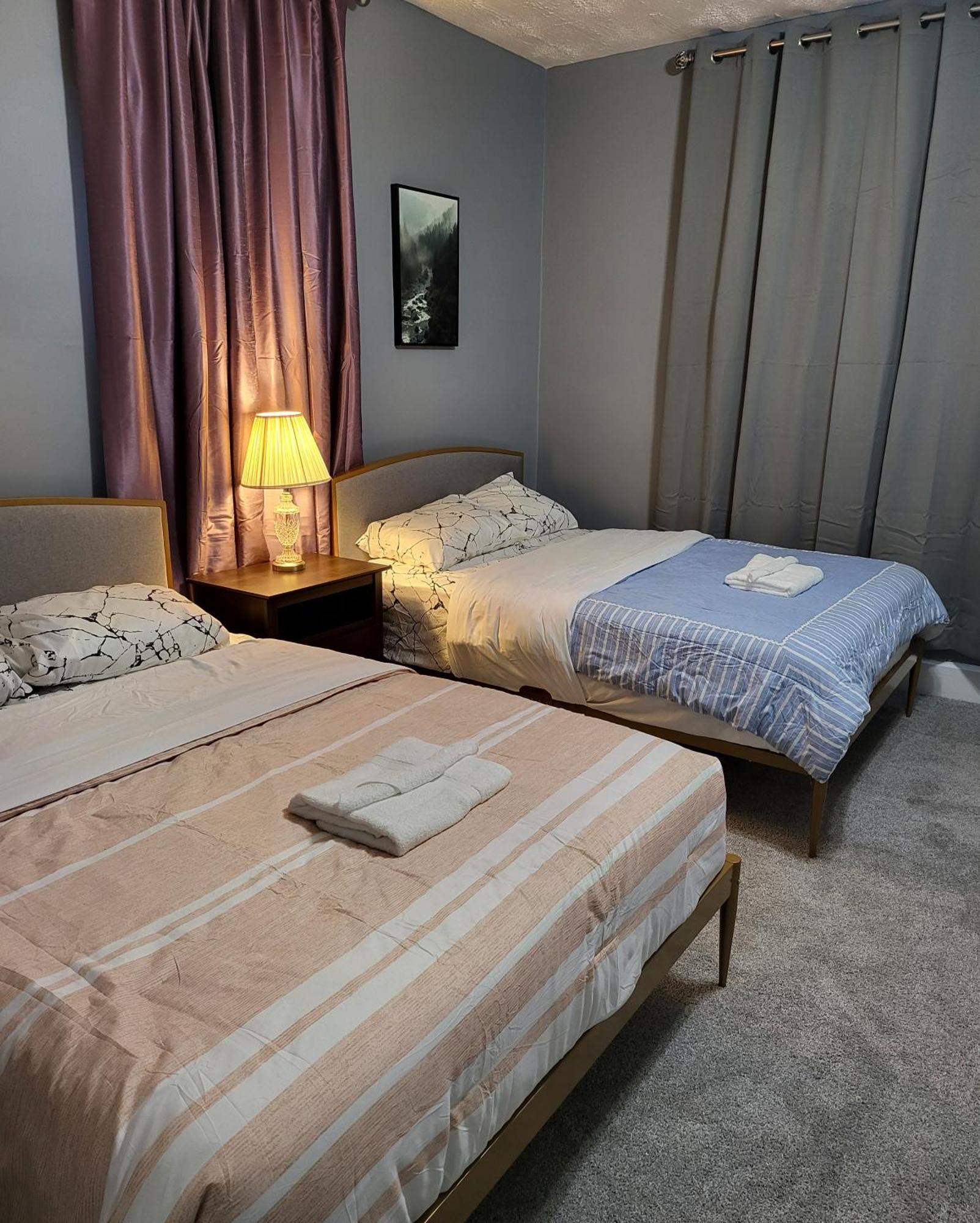 Guest Room With Two Double Beds In Columbus Oh, Airport Location Esterno foto